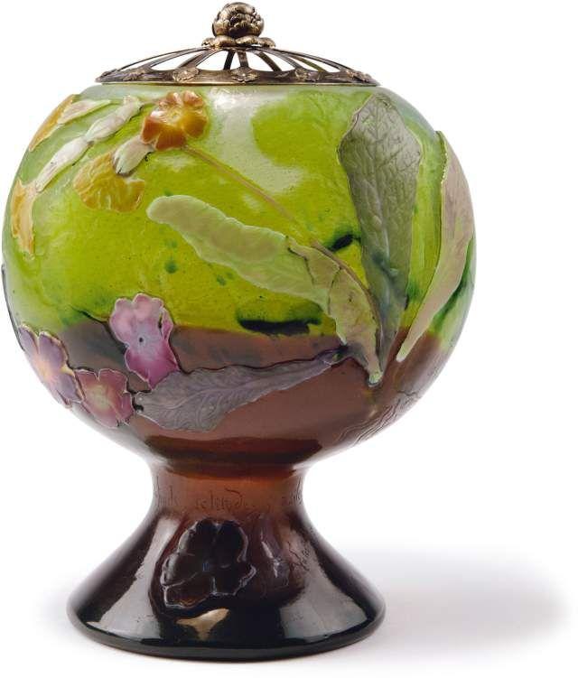 Galle, Emile, Nancy Marqueterie parlante-Vase mit einem Zitat aus Victor Hugos 'Melancholia', ausgestellt in der Vitrine 'le Repos dans la Solitude' auf der Pariser Weltausstellung, 1900 Schätzpreis: 	25.000 - 30.000 EUR