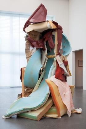 Jeremias Bucher, Moment I, 2014, Sofa, 170 x 170 x 300 cm, courtesy the artist © Foto: Kunstmuseum Luzern