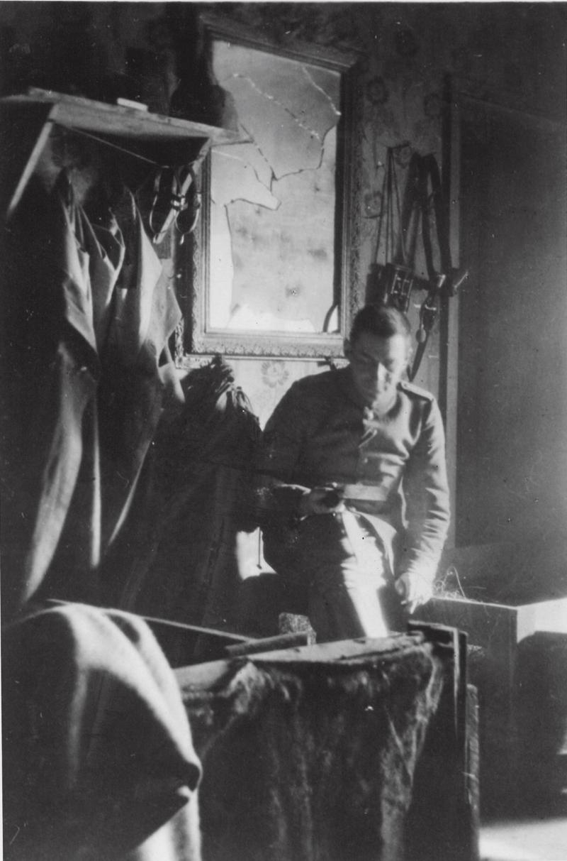 Franz Marc im Unterstand, 1915/16 Foto: Franz Marc Museum, Kochel a. See, Stiftung Etta und Otto Stangl