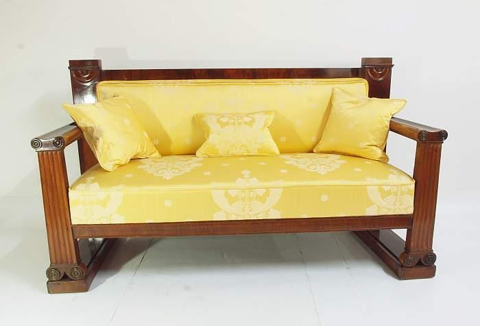 247 Empire Sofa. 19. Jh. Feine französische Seide, Mahagoni. Mindestpreis 900,– EUR