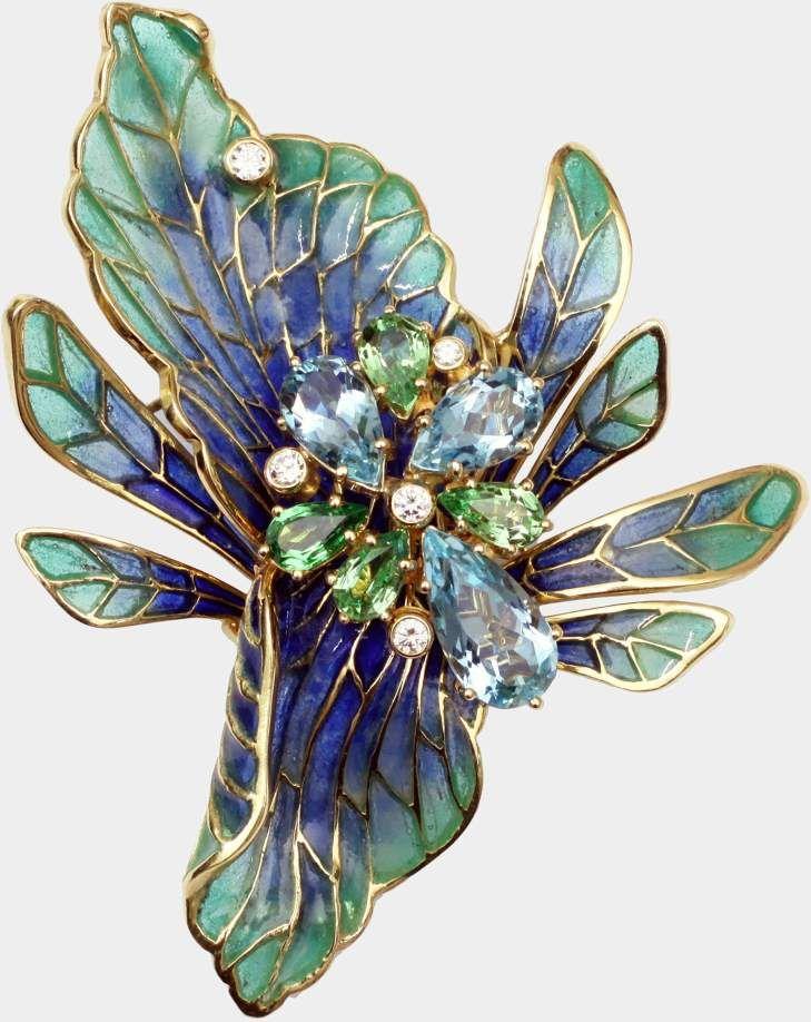 Brosche/Anhänger, Otto Klein, 18 K GG 'Blüte', mit blauer und grüner Fensteremaille, besetzt mit drei tropfenförmig-facettierten Aquamarinen von zus. ca. 5,40 cts., vier tropfenförmig-facettierten Tsavoriten von zus. ca. 2,70 cts.  und fünf Brillanten von zus. ca. 0,29 ct., ca. 30,9 g Mindestpreis:	3.800 EUR