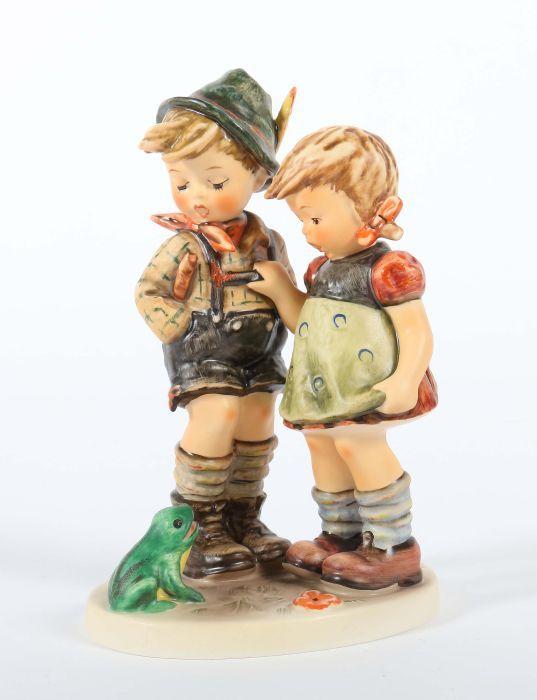 Hummel-Figur "Das ängstliche Schwesterlein" W. Goebel, Rödental, Ausführung nach 1979, Modellnr. 394, Sockel mit Künstlerbez., H: ca. 18 cm. Sehr guter Zustand. Mindestpreis:	ohne Limit