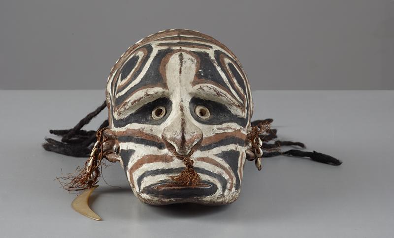 MITTLERER SEPIK-FLUSS, NEUGUINEA, Übermodellierter Ahnenschädel | um 1900 © Leopold Museum, Wien