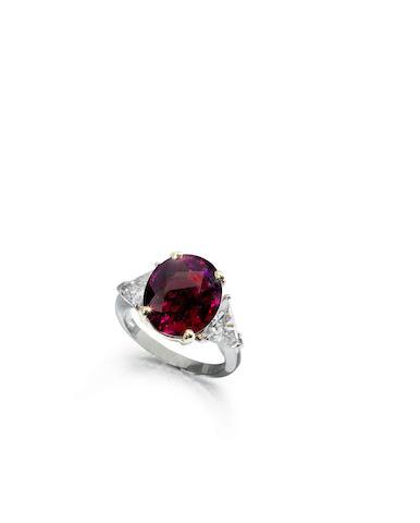 Los 104≈ A RUBY SINGLE-STONE RING Verkauft für £236.500 inkl. Aufgeld, (€328.426)