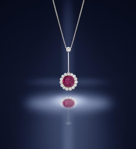 Los 110≈ A BELLE ÉPOQUE RUBY AND DIAMOND PENDANT/NECKLACE, circa 1915 Verkauft für £128.500 (€178.447) inkl. Zuschlag