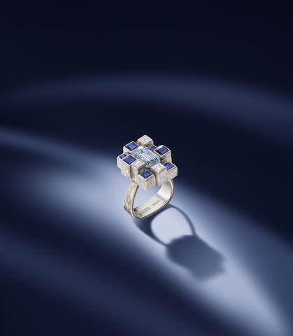 Los 135 A FANCY GRAYISH BLUE DIAMOND RING, by Andrew Grima, 1971 Verkauft für £1.482.500 (€2.058.741) inkl. Zuschlag