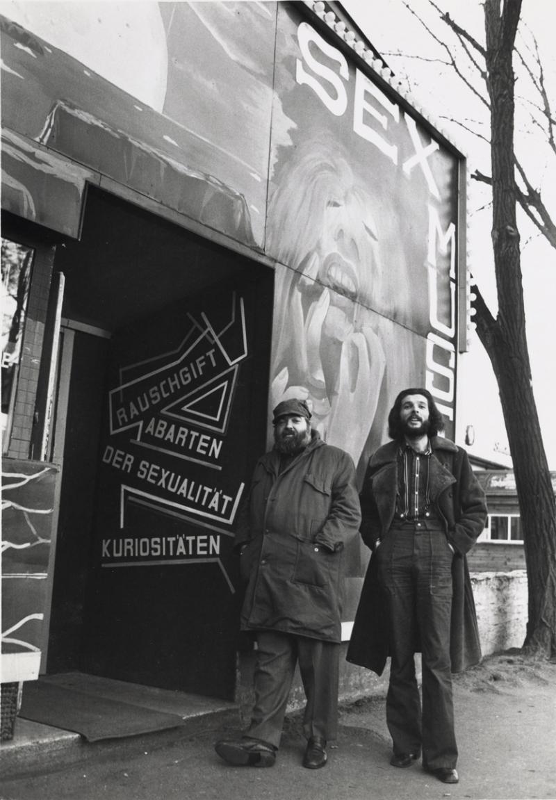 Michael Horowitz, Helmut Qualtinger und André Heller vor dem Sex-Museum im Wiener Prater, 1970er Jahre, Sammlung Museum