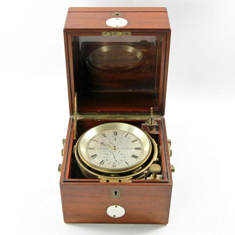 Marine Chronometer, bez. No 18/E. KUTTER/Stuttgart, 20. Jh., Mahagonigehäuse. Mit zwei messingfarbenen Metall-Henkeln, Schlüssel anbei, ca. 19 x 18 x 18 cm, Alters- und Gebrauchsspuren, besch., Funktion nicht geprüft. Foto 850841.jpg