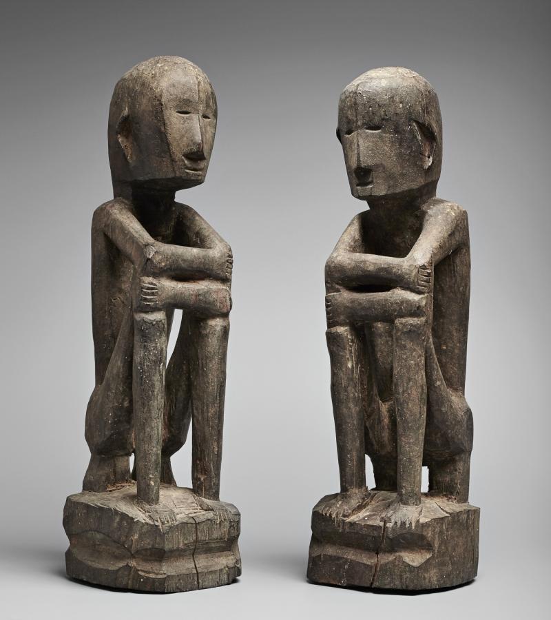 A PAIR OF IFUGAO FIGURES  Northern Luzon, Philippines  Bulul, each seated with the arms crossed on the knees, each on rounded base with central groove, dark patinas.  46 and 48 cm. high.  Schätzpreis: €2.000 - €3.000 Ergebnis: €12.400