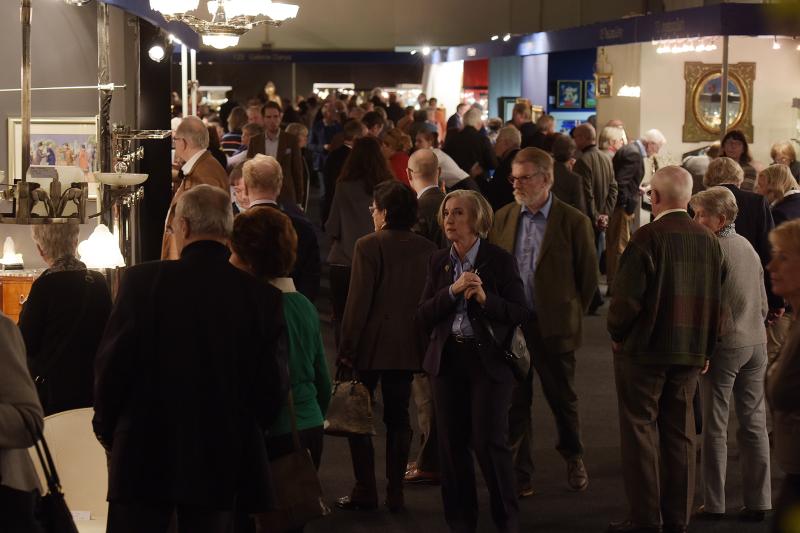 Gelungener Auftakt der 40. „Art & Antik Messe Münster“. Rund 1.400 Kunstfreunde und Sammler strömten am Mittwochabend zur Vernissage. Foto: Peter Grewer