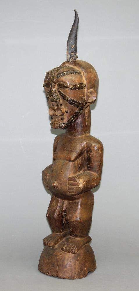 Statue der Songye (Kablebwe-Stil), Kongo Holz mit Gelbmetall-Streifen, Schätzpreis:	8.000 - 12.000 EUR