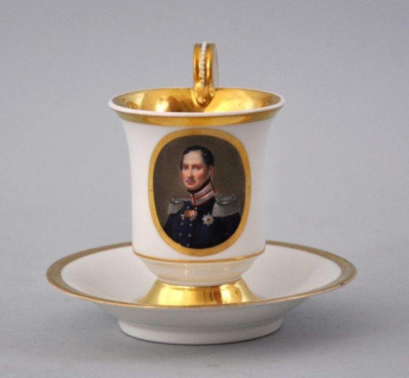 PORTRAIT-TASSE Kaiser Friedrich Wilhelm III von Preußen, gefußt, mit Volutenhenkel, Schauseite mit ovalem Portrait eines Preussischen Offiziers, Mindestpreis:	150 EUR