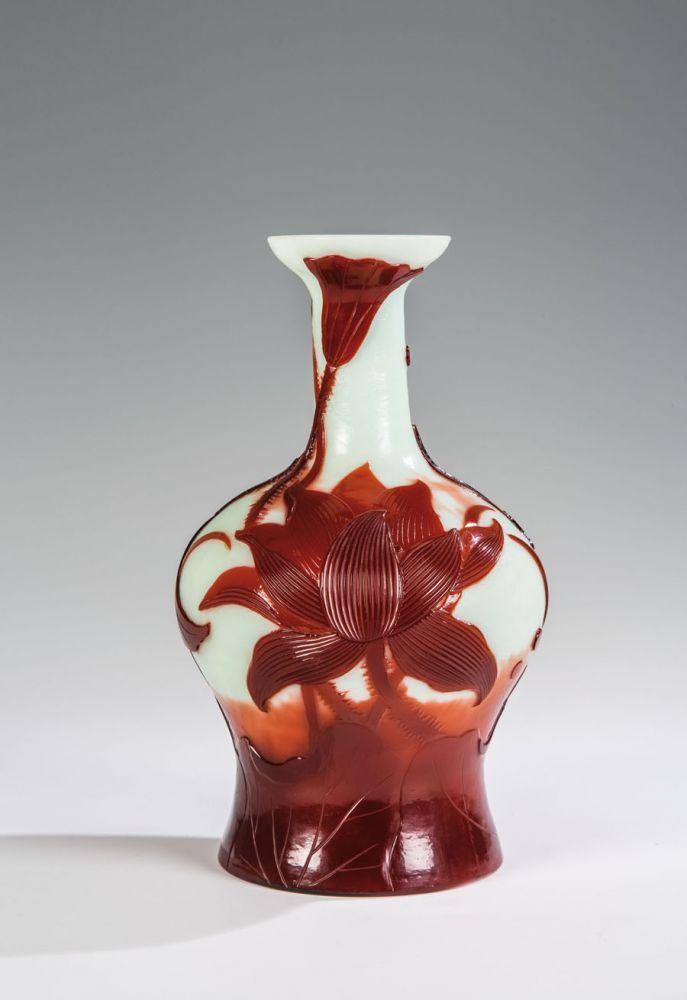 Bedeutende Vase mit Ägyptischer Lotusblume Emile Gallé, Nancy, um 1895 Leicht grünstichiges opakes Glas, rotbraun überfangen. Schätzpreis:	6.000 - 9.000 EUR