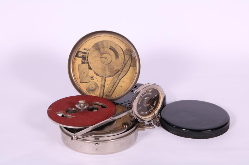 Reisegrammophon Mikophone Pocket Phonograph,  Genf 1926,  in stilisiertem Taschenuhrgehäuse  Rufpreis € 300