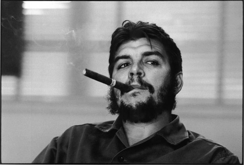 Los 107 RENÉ BURRI (1933 - 2014) ‘Che Guevara y su tabaco’, Kuba 1963 Silbergelatine-Abzug, 1980er-Jahre, signiert € 4.000 / € 6.000 – 7.000