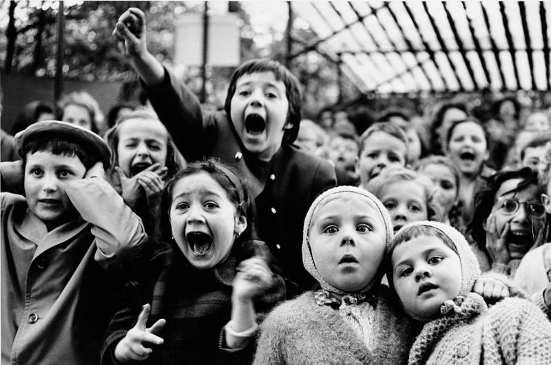 Los 121 ALFRED EISENSTAEDT (1898–1995) Kinder bei einem Puppenspiel, Paris 1963 Silbergelatine-Abzug, 1970er-Jahre, signiert und gestempelt € 7.000 / € 12.000 – 14.000