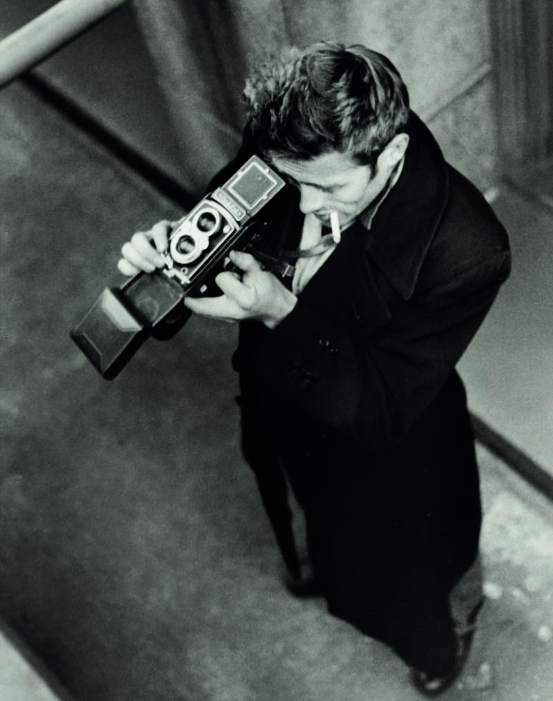 Los 134 ROY SCHATT (1909–2002) James Dean mit seiner Rolleiflex-Kamera, New York 1954 Silbergelatine-Abzug, 1990er-Jahre, gestempelt € 1.800 / € 3.000 – 3.500