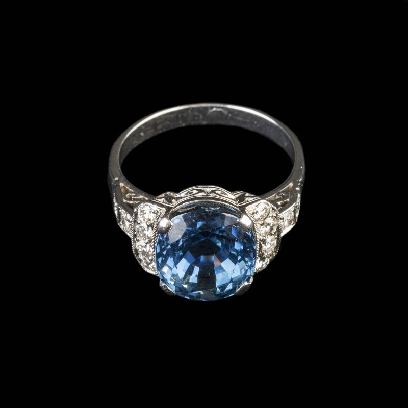 ART-DÉCO-RING MIT NATÜRLICHEM SAPHIR UND DIAMANTBE-SATZ, Um 1920, Platin. Ringmaß ca. 51. Limit: Limit 4.500,- €.