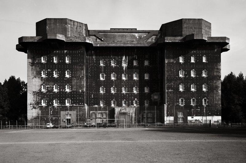 Boris Becker  Köln *1961  HOCHBUNKER, HAMBURG FELDSTRAßE (Aus: BUNKER). 1987.