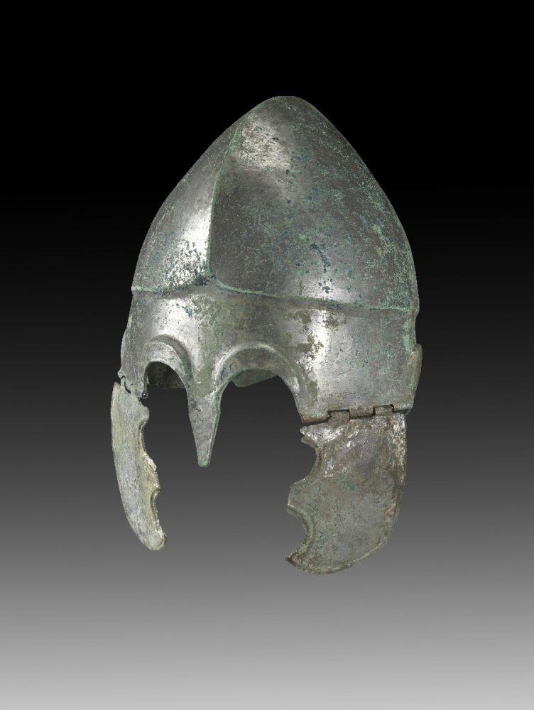 Chalkidischer Helm. Griechisch, 4. - 2. Jh. v. Chr. L ca. 26cm, H 33cm (mit Wangenklappen). Schätzpreis:	25.000 EUR