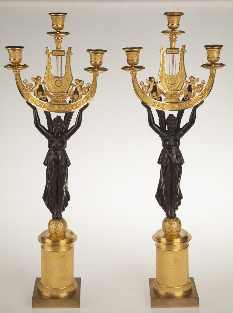 Ein Paar Girandolen Bronze vergoldet und dunkel patiniert Paris, 1790 Fast identisches Paar im Inventar von Schloss Karlslust in Niederösterreich, abgebildet in: „Innenräume und Hausrat der Empire- und Biedermeierzeit in Österreich-Ungarn“.  Zur Verfügung gestellt von: Antiquitäten Brune