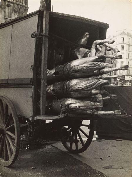 André Kertész (Budapest 1894 – 1985 New York) Chevaux de bois d'un carrousel démonté, Paris. Schätzpreis: 	20.000 - 25.000 EUR