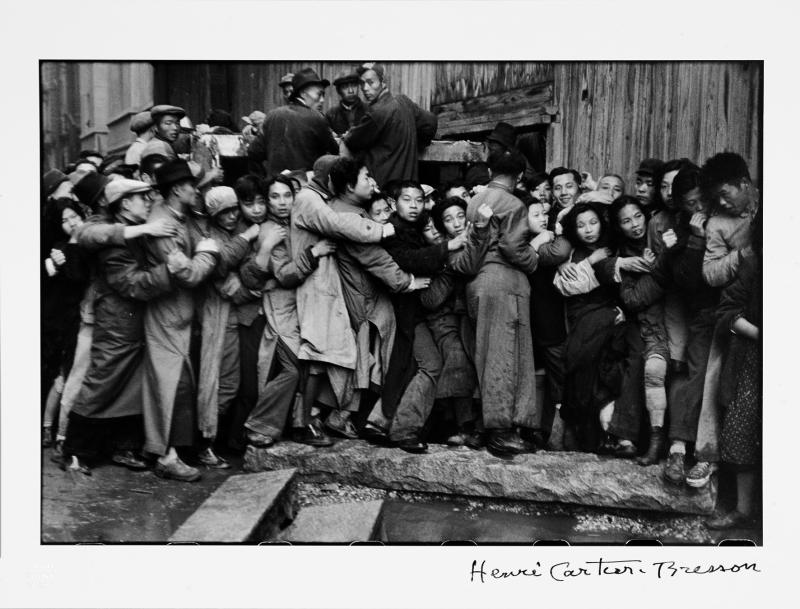 Los 92 HENRI CARTIER-BRESSON (1908–2004) Last days of the Kuomintang, Shanghai 1948 Silbergelatine-Abzug,1990er-Jahre, signiert, gestempelt € 7.000 / € 12.000 – 14.000, Ergebnis: 7.000 Euro