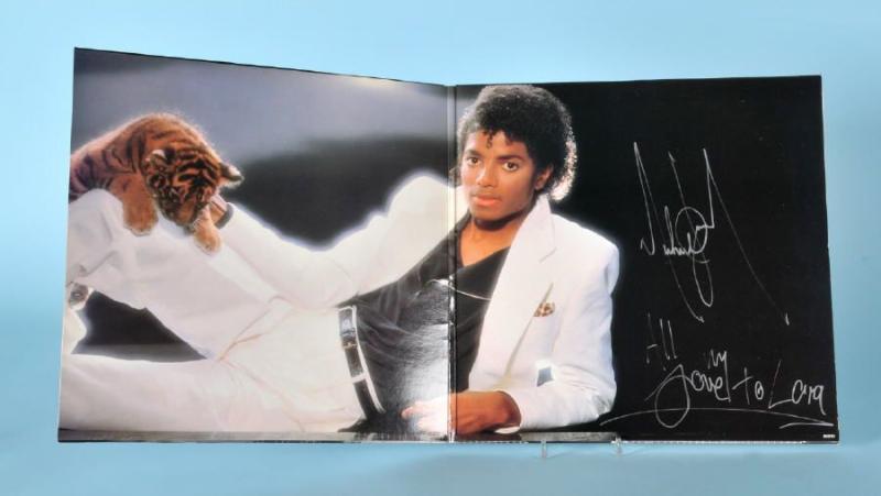 Autographen - Michael Jackson LP "Thriller" (Epic 85930), Klappcover, innen mit Silberstift handsigniert u. Widmung "All love to Lara", wurde während der BAD-Tour am 8.7.1988 in München vergeben,  Mindestpreis:	5.000 EUR