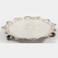 Los 252 George III. Salver Sterling Silber, London, 1764 Auf 3 Volutenfüßen die passige Rundform m. geschweiftem Rand, Schätzpreis 550,- EUR