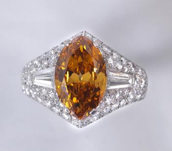 Bulgari Fancy Intense Yellowish Orange Natural Colour Diamantring 2,79 ct, Platin 950, Diamant im Navetteschliff, zwei Diamanten im Trapezschliff und Brillanten, zus. ca. 2,20 ct Schätzwert € 70.000 - 100.000