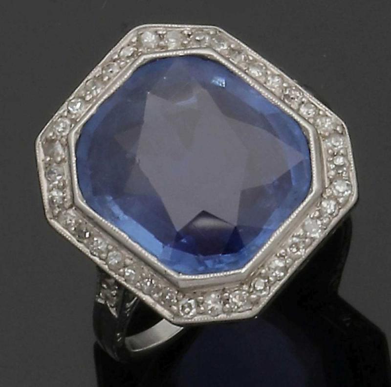 Damenring des Art Deco mit großem Saphir Um 1920. Platin und 750er WG, ungestemp. 1 Saphir (wohl Ceylon) im antiken Kissenschliff von ca. 7,5 ct. 40 kl. Diamanten im 8/8el-Schliff zus. ca. 0,4 ct. Ringgr. 52,5. Gew.: 7,0 g. Zuschlagspreis:	5.500 EUR