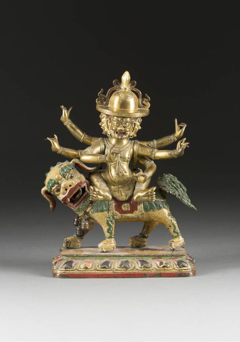 BEDEUTENDE UND SEHR FEINE FIGUR DES DAMCHEN GARWA NAGPO (DAMCAN), Tibet, 18. Jh., Bronze, sehr fein ziseliert, feuervergoldet, partiell farbig gefasst. H. 26,5 cm. Erlös: 21.200,-€