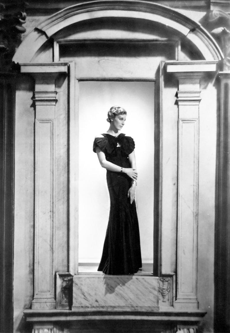 George Hoyningen-Huene, 1900 – 1968. Woman in Portico, Cahnel Fashion, ca. 1935, silver gelatin print. Inv.-No.001383 House of Photography / F.C. Gundlach Collection, Hamburg © Estate George Hoyningen-Huené