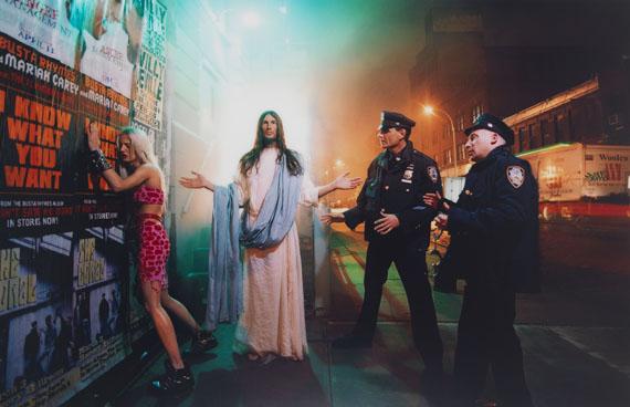 116001576 David LaChapelle Intervention (aus der Serie: Jesus is my Homeboy), 2003. Farbfotografie Schätzpreis: € 30.000