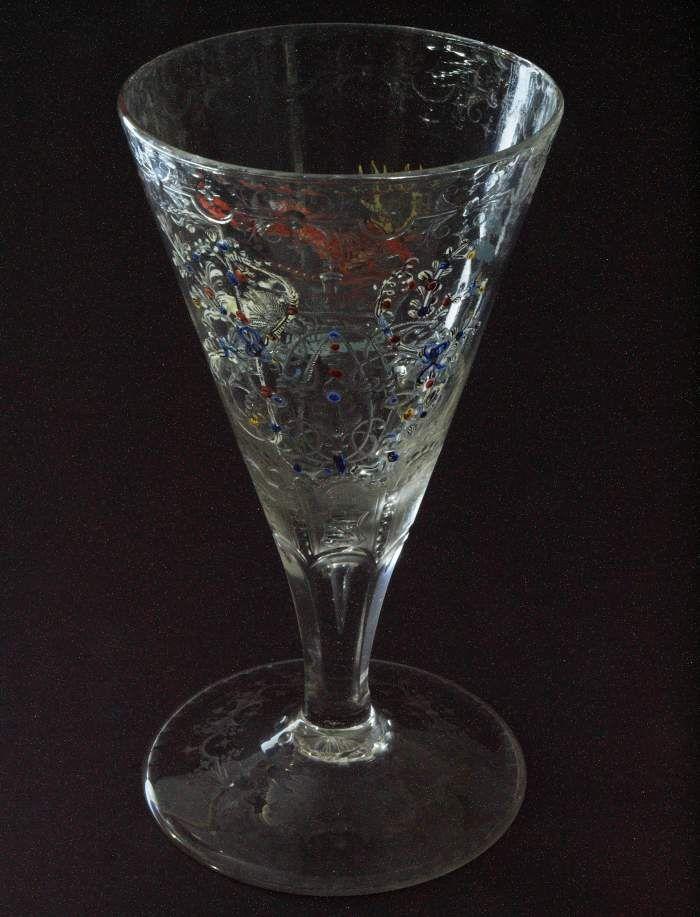 Wappenpokal, BAROCK 18. Jahrhundert. Spitzkelch aus farblosem Glas, Mindestpreis:	900 EUR