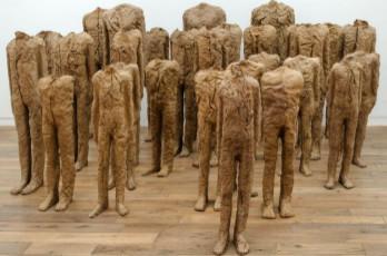 Beck & Eggeling (Düsseldorf): Magdalena Abakanowicz, 30 Standing Figures, 1990-2000, burlap and resin, children and adults, life-size figures, dimensions variable, © the estate of Magdalena Abakanowicz, photo: Sarah Grünberg