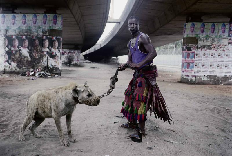 Pieter Hugo, Abdullahi Mohammed with Mainsara, Lagos, Nigeria, from the series „Gadawan Kura” - The Hyena Men Series II, 2005-2007, 2007, c-print © Pieter Hugo, Priska Pasquer, Cologne.