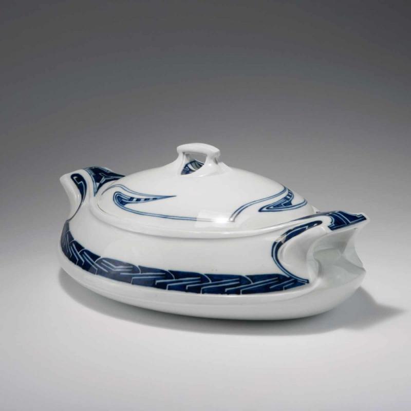 Velde, Henry van de Meissen, KPM Grosse Deckelterrine 'Peitschenhieb', 1903-04 Oval, bewegt mit zwei Handhaben. H. 17 cm, 43 x 29 cm. Schätzpreis:	18.000 - 24.000 EUR