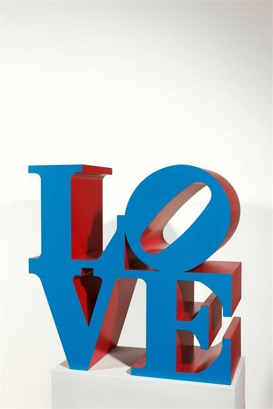 Robert Indiana (New Castle/Indiana 1928 – lebt in Vinalhaven/Maine) LOVE. 1966/2001 Aluminium, bemalt. 91,3 × 91,1 × 45,7 cm ( 36 × 35 ⅞ × 18 in.). Schätzpreis:	300.000 - 400.000 EUR