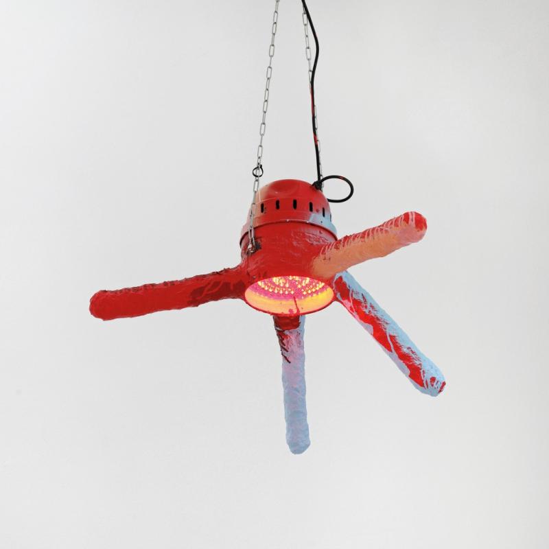 Franz West/Andreas Reiter Raabe, Fleur Mal, 2012 Foto: Axel Schneider, Frankfurt am Main © Museum für Moderne Kunst Frankfurt am Main. LED-Lampe, Papiermaché, Kartonrohre, Acrylfarbe, Metallkette