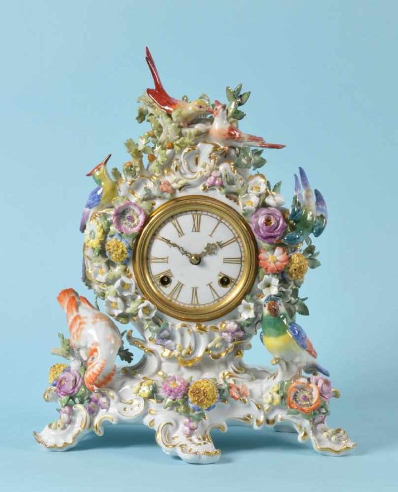 Tischuhr "Schwerter Meissen" Porzellan, handbemalt, plast. Blumen- u. Vogeldekor, Golddekor, geschw. , Mindestpreis:	2.500 EUR