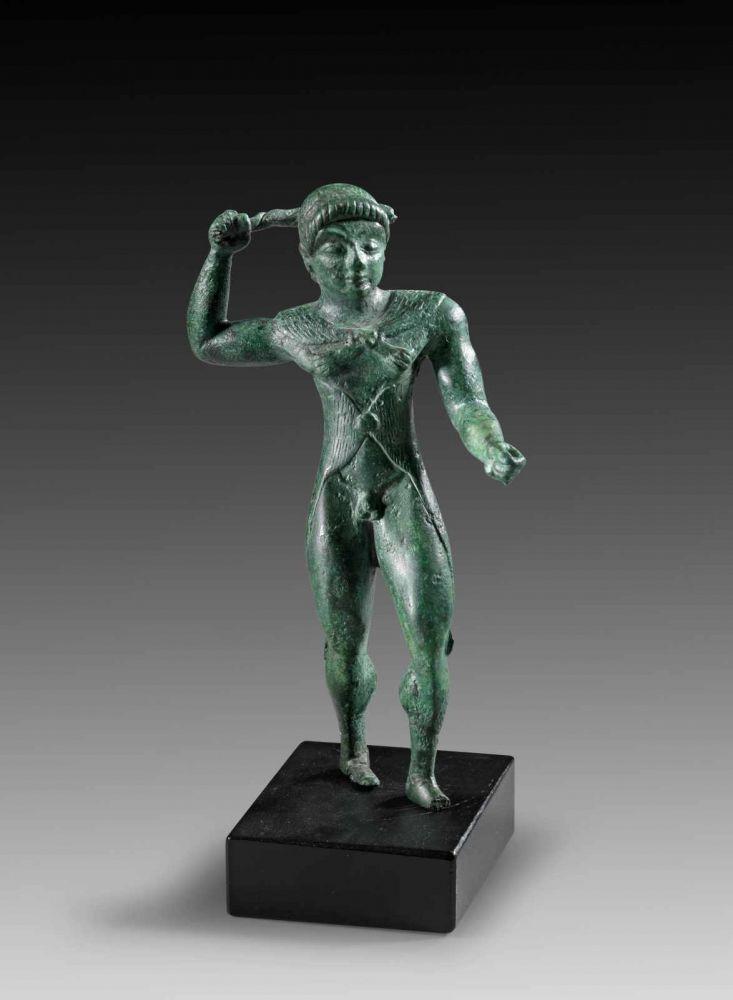 Herakles. Etrurien (Vulci?), ca. 500 - 490 v. Chr. H 13,5cm. Bronzevollguss. In leichter Rückenlage ausschreitender Herakles, Schätzpreis:	40.000 EUR