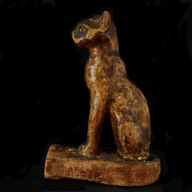 Ägyptische Katze, seltene Holzfigur der Göttin Bastet, Ptolemäische Zeit, 332 bis 30 v. Chr., vergoldetes Holz, H: 17,7 cm Foto: Christoph Bacher Archäologie Ancient Art