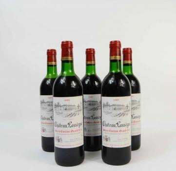 5 Flaschen Château Lassègue 1985 Saint-Émilion Grand Cru, 0,75 l, Füllstand top-shoulder und upper-shoulder, Korken bei drei Flaschen leicht abgesackt