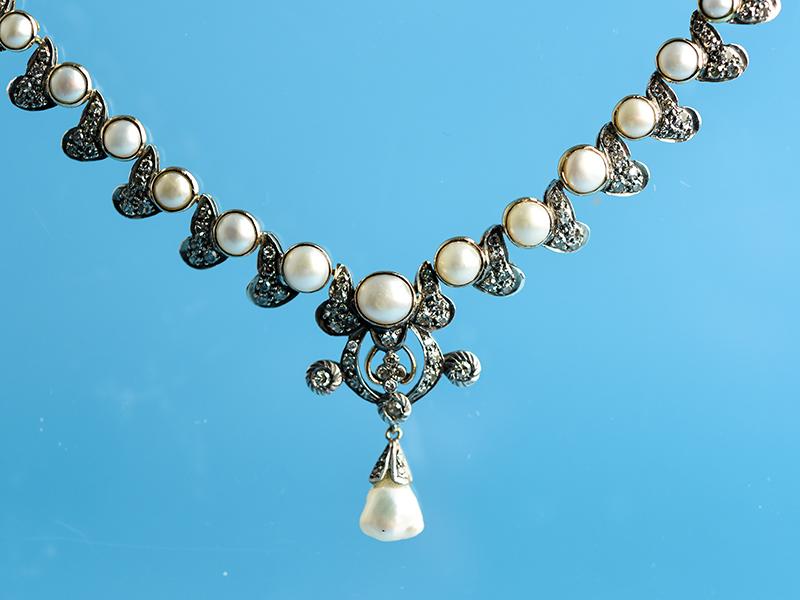 Collier mit Orientperlen und Diamanten, zusammen ca. 1,5 ct, um 1900. Limit: 2.800,00 €