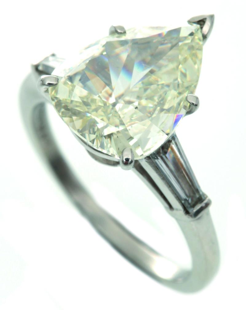 Kat.-Nr. 1066 Diamant-Ring 950/-PT, 21.Jh., Schätzpreis 21.500,- EUR