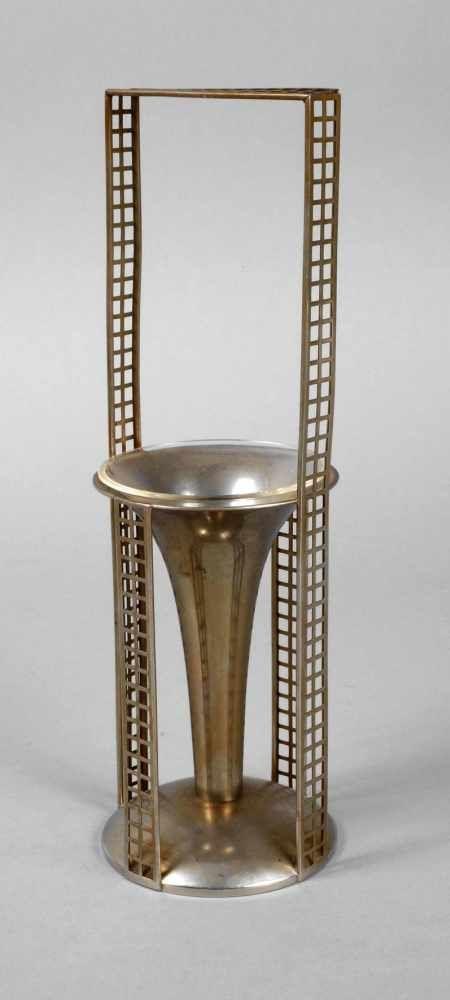 Josef Hoffmann Henkelkorb Entwurf vor 1906, gestempelte Rosenmarke und Marke der Wiener Werkstätte im Oval, Mindestpreis:	6.000 EUR