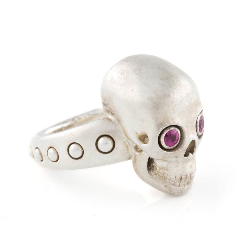 SKULL-RING 'GEORG HORNEMANN', Düsseldorf, Georg Horne-mann, 21. Jh., Silber, Rubine. Einzelanfertigung. Limit 300,- €