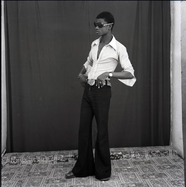 Malick Sidibé, 1974, Moi seul, Image: 84 x 84 cm, Papier 111 x 111 cm, Tirage argentique baryté. Edition limitée. Signé et daté. Estimate € 15 000 – 20 000  (c) ARTCURIAL