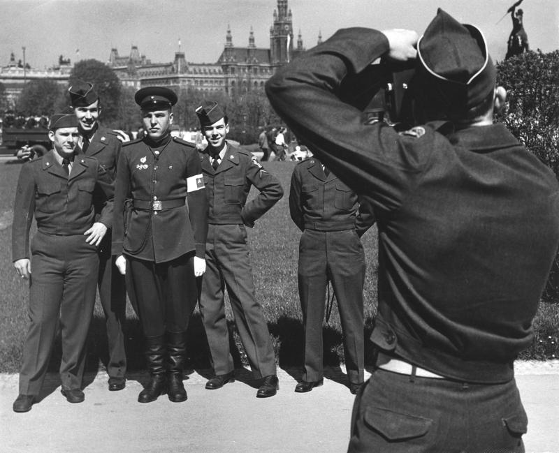 Franz Hubmann Wien, 1955: Erinnerungsfotos bei der letzten Wachablösung auf dem Heldenplatz vor der Wiener Hofburg, dem Sitz der alliierten Hochkommission © Franz Hubmann